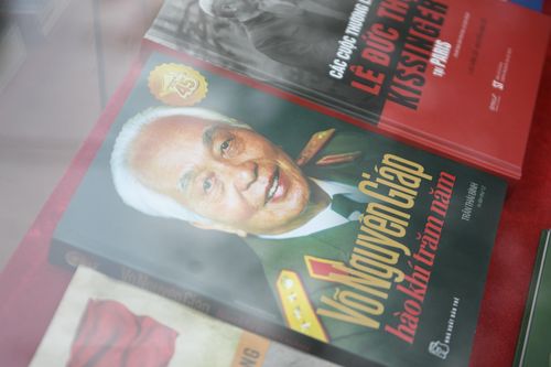 Sách Võ Nguyên Giáp - Hào khí trăm năm của tác giả Trần Thái Bình với 468 trang ghi chép theo dạng biên niên sử. Tác phẩm cung cấp nhiều thông tin lý thú về tư duy chiến lược linh hoạt và tầm vóc của vị Đại tướng huyền thoại trong lịch sử dân tộc. 