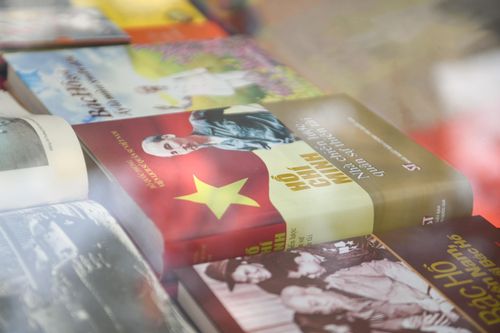  Khu vực trưng bày sách về Chủ tịch Hồ Chí Minh thu hút sự quan tâm của nhiều độc giả trẻ. Các đầu sách tại đây khái quát cuộc đời, sự nghiệp và tư tưởng của Người, gắn liền với hành trình tìm đường cứu nước khởi đầu từ Bến cảng Nhà Rồng. 