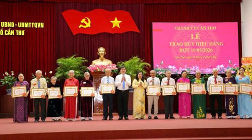 Bí thư Thành ủy Lê Quang Tùng và Phó Bí thư Thành ủy, Chủ tịch Ủy ban MTTQ Việt Nam TP. Cần Thơ Hồ Thị Cẩm Đào trao huy hiệu cho các đảng viên cao niên tuổi Đảng
