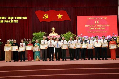 Phó Bí thư Thường trực Thành ủy, Chủ tịch HĐND TP. Cần Thơ Đồng Văn Thanh và Phó Bí thư Thành ủy, Chủ tịch UBND TP. Cần Thơ Trương Cảnh Tuyên trao huy hiệu cho các đảng viên