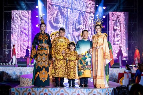 Nhà thiết kế Việt Hùng (thứ 2, từ phải qua) và các người mẫu
