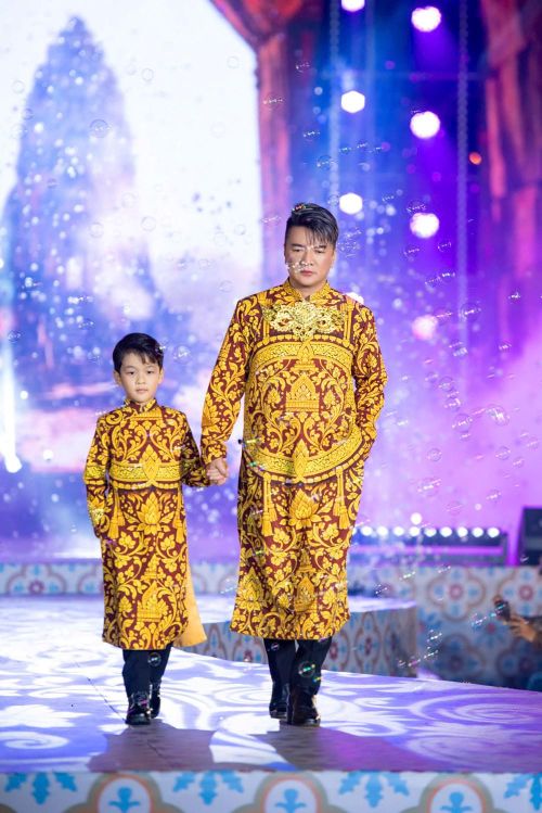 Ca sĩ Đàm Vĩnh Hưng và con trai Polo Huỳnh