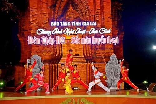 Gia Lai hút khách du lịch bằng chương trình nghệ thuật - thực cảnh tại Di tích quốc gia Tháp Đôi