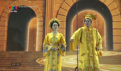 Nghệ sĩ (bìa phải) được cộng đồng mạng phát hiện và thắc mắc: “Miện của hoàng đế sao lại đội ngang?”. Ảnh chụp từ màn hình: T.NGHĨA