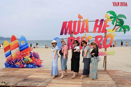 Du khách Hàn Quốc check-in "Mùa hè rực rỡ" tại bãi biển Đà Nẵng