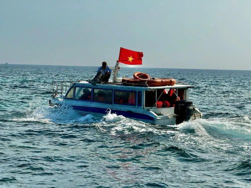 Du khách di chuyển qua đảo Bé tận hưởng hành trình khám phá biển xanh và khung cảnh thiên nhiên hoang sơ, yên bình