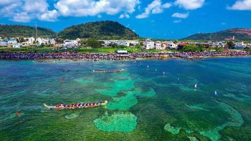Lễ hội đua thuyền truyền thống dịp lễ thu hút đông đảo người dân và du khách tham gia
