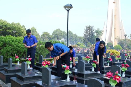 Các đoàn viên, thanh niên thắp hương tại Nghĩa trang liệt sĩ, thể hiện đạo lý "Uống nước nhớ nguồn"