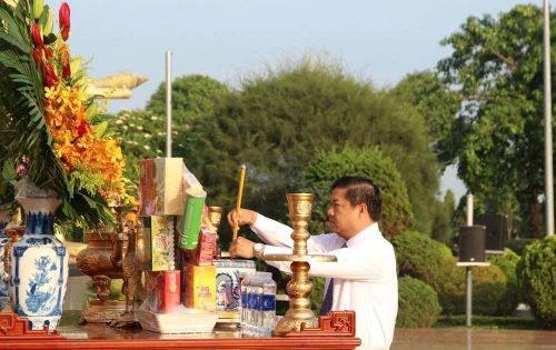 Ủy viên BCH Trung ương Đảng, Bí thư Tỉnh ủy Đắk Lắk Lương Nguyễn Minh Triết dâng hương tưởng niệm các AHLS tại Nghĩa trang liệt sĩ tỉnh
