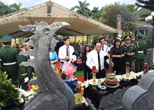Lãnh đạo tỉnh Gia Lai dâng hoa, dâng hương tưởng niệm các Anh hùng liệt sĩ hi sinh tại điểm E7, H5 xã Ia Boòng
