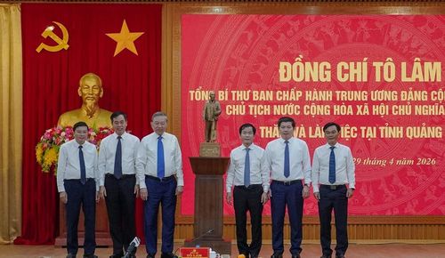 Tổng Bí thư, Chủ tịch nước Tô Lâm tặng tác phẩm "Bác Hồ về thăm quê năm 1961" cho tỉnh Quảng Trị