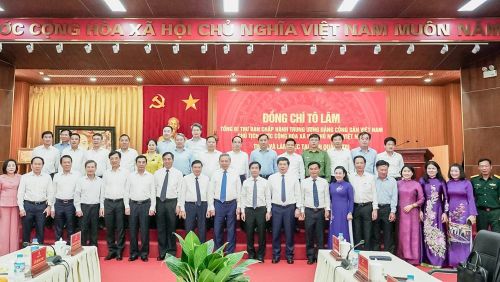 Tổng Bí thư, Chủ tịch nước Tô Lâm và các thành viên đoàn công tác chụp ảnh lưu niệm cùng các đồng chí lãnh đạo tỉnh Quảng Trị