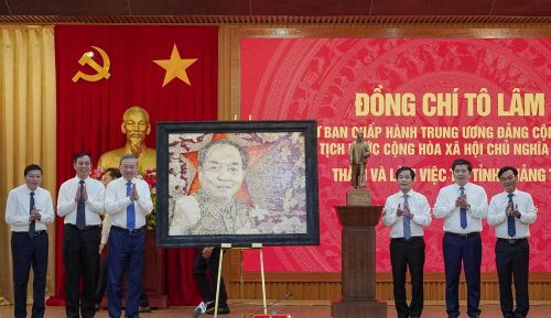 Lãnh đạo tỉnh Quảng Trị tặng bức tranh chân dung Đại tướng Võ Nguyên Giáp cho Tổng Bí thư, Chủ tịch nước Tô Lâm
