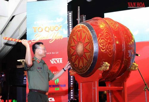 Thượng tướng Phạm Thế Tùng, Thứ trưởng Bộ Công an, thực hiện nghi thức đánh trống khai hội