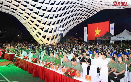 Các đại biểu và đông đảo người dân, du khách tham dự lễ khai mạc chuỗi sự kiện "Tổ quốc bình yên"