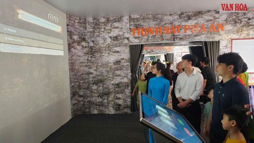 Đông đảo người dân và du khách tham quan triển lãm “80 năm An ninh nhân dân - Lá chắn thầm lặng”