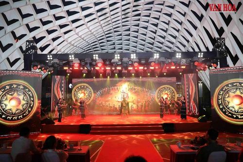 Chương trình giao lưu nghệ thuật dân gian ba miền “Tổ quốc bình yên”, diễn ra vào tối 29.4 tại sân khấu Công viên APEC, Đà Nẵng