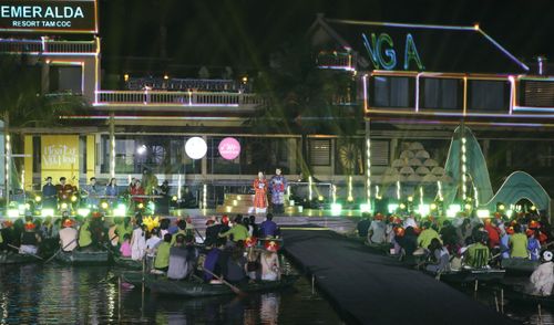 Chương trình “Gấm Vóc Hoa Lư”, nhằm lan tỏa hình ảnh cổ phục Việt Nam tới đông đảo nhân dân và du khách. Đây là show trình diễn cổ phục quy mô lớn tại Ninh Bình với sự tham gia của những nhà nghiên cứu và chế tác cổ phục chuyên nghiệp. Ảnh: Thùy Dung - TTXVN