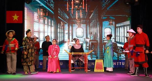 Đưa hát bội đến với học đường là một trong những nỗ lực làm sống dậy di sản tại TP.HCM. Bằng việc khơi thông các nguồn lực thể chế, đánh thức tiềm năng kinh tế di sản và chú trọng xây dựng đội ngũ nhân lực hạt nhân, Thành phố Hồ Chí Minh đang nỗ lực biến các giá trị văn hóa thành sức mạnh nội sinh bứt phá, khẳng định vị thế trung tâm văn hóa năng động, hiện đại và nghĩa tình trong lòng dòng chảy văn minh nhân loại. Ảnh: Hữu Duyên - TTXVN