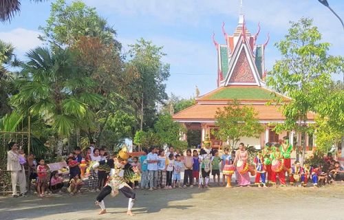 An Giang có 29 dân tộc cùng sinh sống với nhiều di sản văn hóa, di tích lịch sử và các lễ hội truyền thống đặc sắc của vùng Đồng bằng sông Cửu Long. Những năm qua, tỉnh luôn quan tâm và tăng cường công tác bảo tồn, phát huy giá trị văn hóa đặc sắc của các dân tộc gắn với phát triển du lịch và sinh kế cộng đồng, góp phần nâng cao nhận thức về kinh tế di sản, công nghiệp văn hóa. Ảnh: Công Mạo - TTXVN
