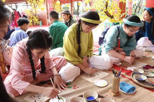Thành phố Huế đang định vị lại chiến lược phát triển cho di sản: trao vai trò trung tâm cho cộng đồng, để người dân thực sự trở thành chủ thể của di sản – người giữ gìn, sáng tạo và trực tiếp hưởng lợi từ giá trị văn hóa quê hương. Ảnh: Mai Trang - TTXVN