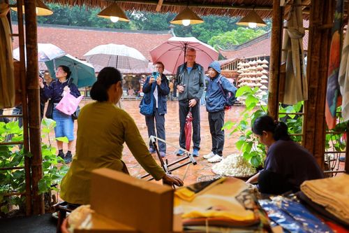 Trưng bày tinh hoa làng nghề truyền thống từ Hoa Lư – Ninh Bình, Thăng Long – Hà Nội, Huế và Tây Nguyên", trong khuôn khổ Festival Thăng Long - Hà Nội 2025 diễn ra từ 1-16/11/2025