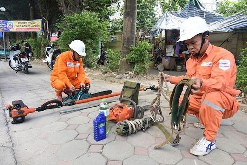 Công nhân EVNHANOI kiểm tra tình trạng vận hành của thiết bị máy móc trước khi làm việc. Ảnh: Quốc Lũy - TTXVN