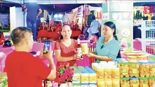 Hợp tác xã Nông sản Vân Di tích cực đưa sản phẩm lên các sàn thương mại điện tử. (Ảnh: MAI VÂN)