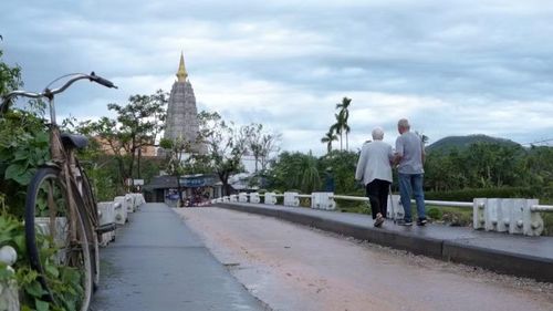 Vẻ đẹp của hòa bình theo dấu chân các nhân vật.