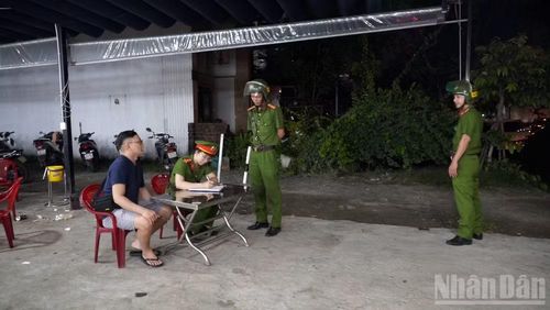 Tổ công tác tiến hành lập biên bản một trường hợp vi phạm kê bàn ghế lấn chiếm vỉa hè.