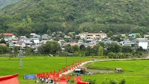 Màu cờ đỏ thắm nơi biên giới những ngày cuối tháng 4.