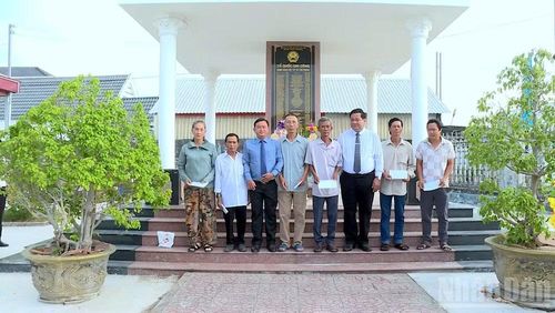 Đại diện chính quyền xã Phong Thạnh tặng quà tri ân các gia đình có công với cách mạng trong trận đánh Giồng Bốm cách nay 80 năm.