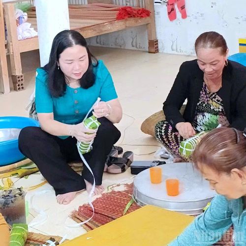 Bí thư Đảng ủy xã Phong Thạnh (tỉnh Cà Mau) Nguyễn Cẩm Tú cùng người dân gói bánh tét chuẩn bị cho Lễ kỷ niệm 80 năm trận Giồng Bốm diễn ra vào ngày mai (30/4/2026).