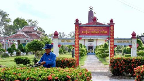 Người dân địa phương thường xuyên đến chăm sóc, chỉnh trang khuôn viên Di tích Giồng Bốm. (Ảnh: Mộng Thường)
