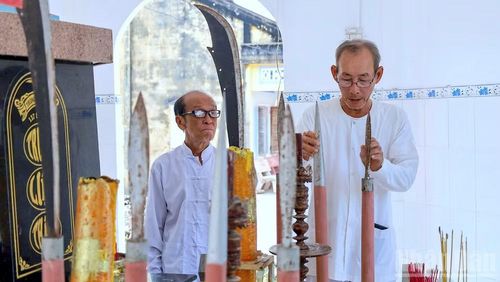 Các tín đồ thường ôn lại truyền thống để nhắc nhớ nhau về câu chuyện mà cha anh đã trải qua khi đối diện với quân thù.