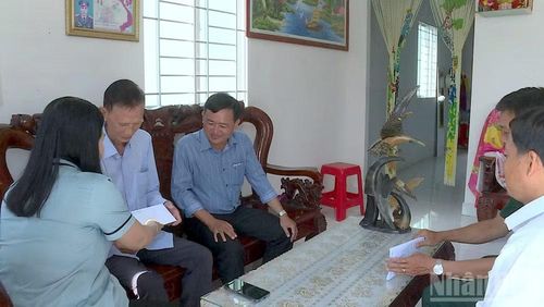 Người đứng đầu Đảng bộ xã Phong Thạnh tặng quà tri ân các gia đình có công trong trận đánh Giồng Bốm cách nay 80 năm.