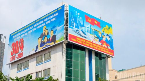 Những tấm pano, áp phích lớn chào mừng "51 năm Giải phóng miền nam, thống nhất đất nước" nổi bật trên các tuyến đường chính Thành phố Hồ Chí Minh.