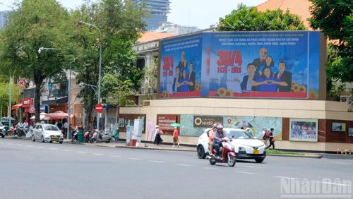 Không chỉ trên các tuyến đường, tại nhiều cơ quan, doanh nghiệp, trường học, khu dân cư, người dân cũng đồng loạt treo cờ Tổ quốc, chỉnh trang cảnh quan để chào mừng ngày lễ lớn của dân tộc.