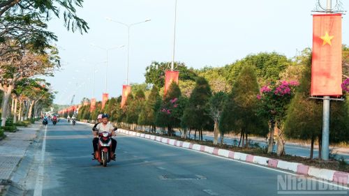 Từ khu trung tâm đến các phường, xã ngoại thành, tinh thần hướng về ngày thống nhất đất nước lan tỏa mạnh mẽ, thể hiện niềm tự hào dân tộc và lòng biết ơn sâu sắc đối với các thế hệ cha anh đã hy sinh vì độc lập, tự do của Tổ quốc.