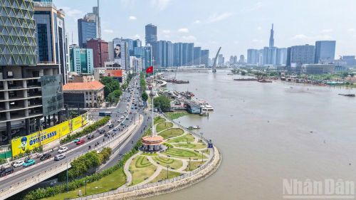 Cờ đỏ sao vàng được treo khắp nơi trên các nẻo đường của Thành phố Hồ Chí Minh tạo nên một không khí đầy trang trọng, vui tươi.