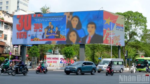Những ngày cuối tháng 4 lịch sử, trên các tuyến đường Thành phố Hồ Chí Minh rực rỡ cờ hoa, băng rôn, khẩu hiệu mừng 51 năm Ngày Giải phóng miền nam, thống nhất đất nước.
