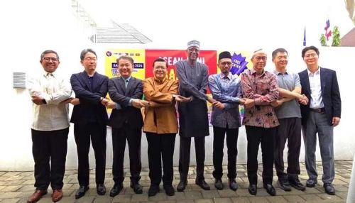 Đại sứ các nước ASEAN và các đại biểu chụp ảnh kỷ niệm tại Hội chợ ASEAN+3. (Ảnh do Đại sứ quán Việt Nam tại Nigeria cung cấp)