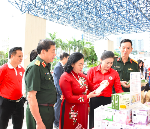 Các đại biểu tham quan gian hàng tại "Chợ Nhân đạo". 