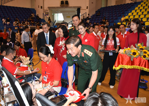 Thượng tướng Trương Thiên Tô, Ủy viên Trung ương Đảng, Phó chủ nhiệm Tổng cục Chính trị ân cần thăm hỏi tình nguyện viên tham gia hiến máu.