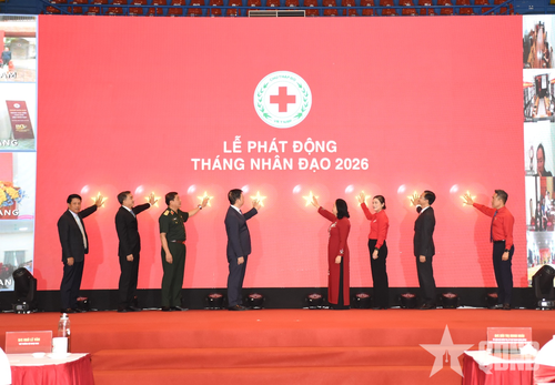 Các đại biểu thực hiện nghi thức phát động Tháng Nhân đạo năm 2026.