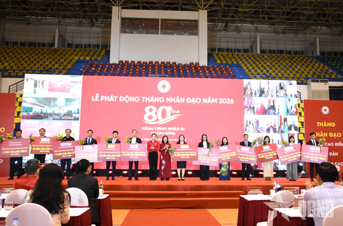 Ban tổ chức tiếp nhận biển tượng trưng kinh phí ủng hộ từ các cơ quan, đơn vị, tổ chức, doanh nghiệp.