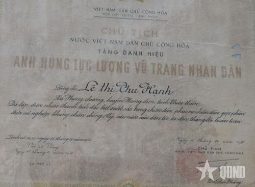 Bằng danh hiệu Anh hùng LLVT nhân dân do Chủ tịch nước Tôn Đức Thắng ký tặng y sĩ Lê Thị Thu Hạnh ngày 15-1-1976.