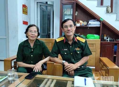 Anh hùng LLVT nhân dân Lê Thị Thu Hạnh và tác giả.