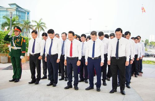 Lãnh đạo thành phố dành phút mặc niệm tưởng nhớ anh hùng liệt sĩ.