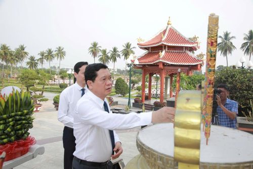 Phó Chủ tịch HĐND thành phố Trần Phước Sơn dâng hương tại Nghĩa trang Liệt sĩ Điện Bàn.